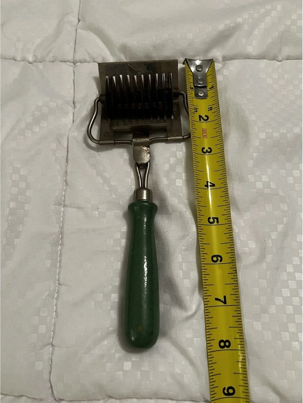 Vintage Fettuccine Pasta Metal Cutter Roller Wheel Green wooden Handle